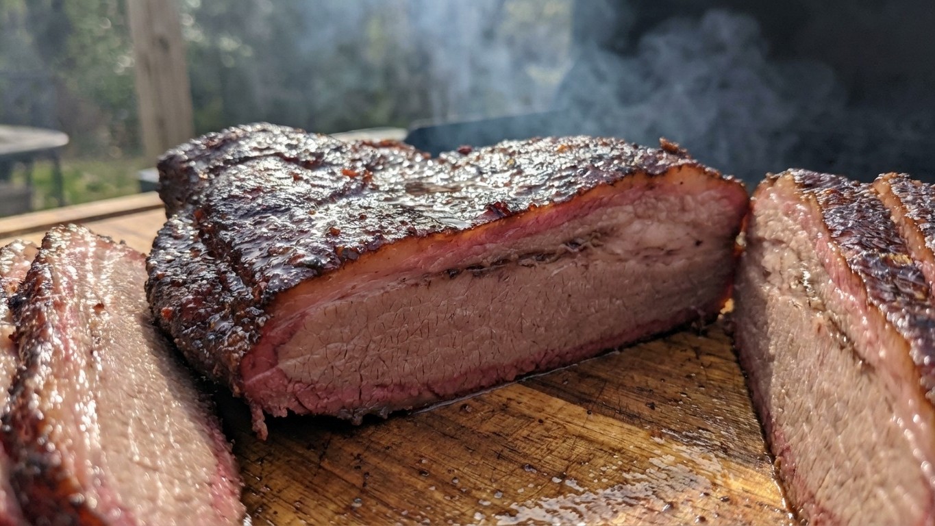 Ce bois que tout le monde utilise au barbecue donne une belle couleur à la viande, mais cache un piège de goût
