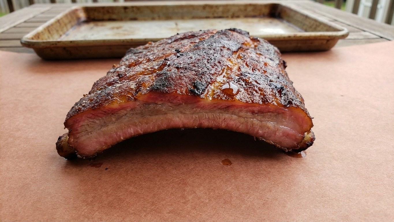 J'ai glissé un bac d'eau chaude sous mes ribs au smoker : en 6 heures, plus personne n'a voulu toucher aux autres plats