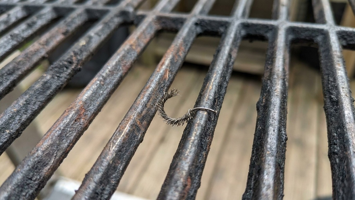 Si vous nettoyez votre barbecue comme ça, regardez votre grille de très près : ce qui s'y accroche finit dans votre assiette