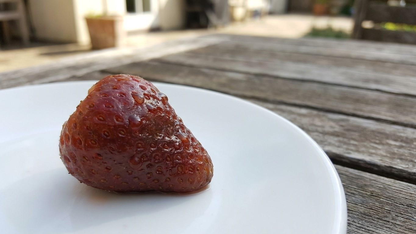 J'ai congelé mes fraises et mes pêches tels quels : en les sortant pour le dessert du barbecue, j'ai compris trop tard