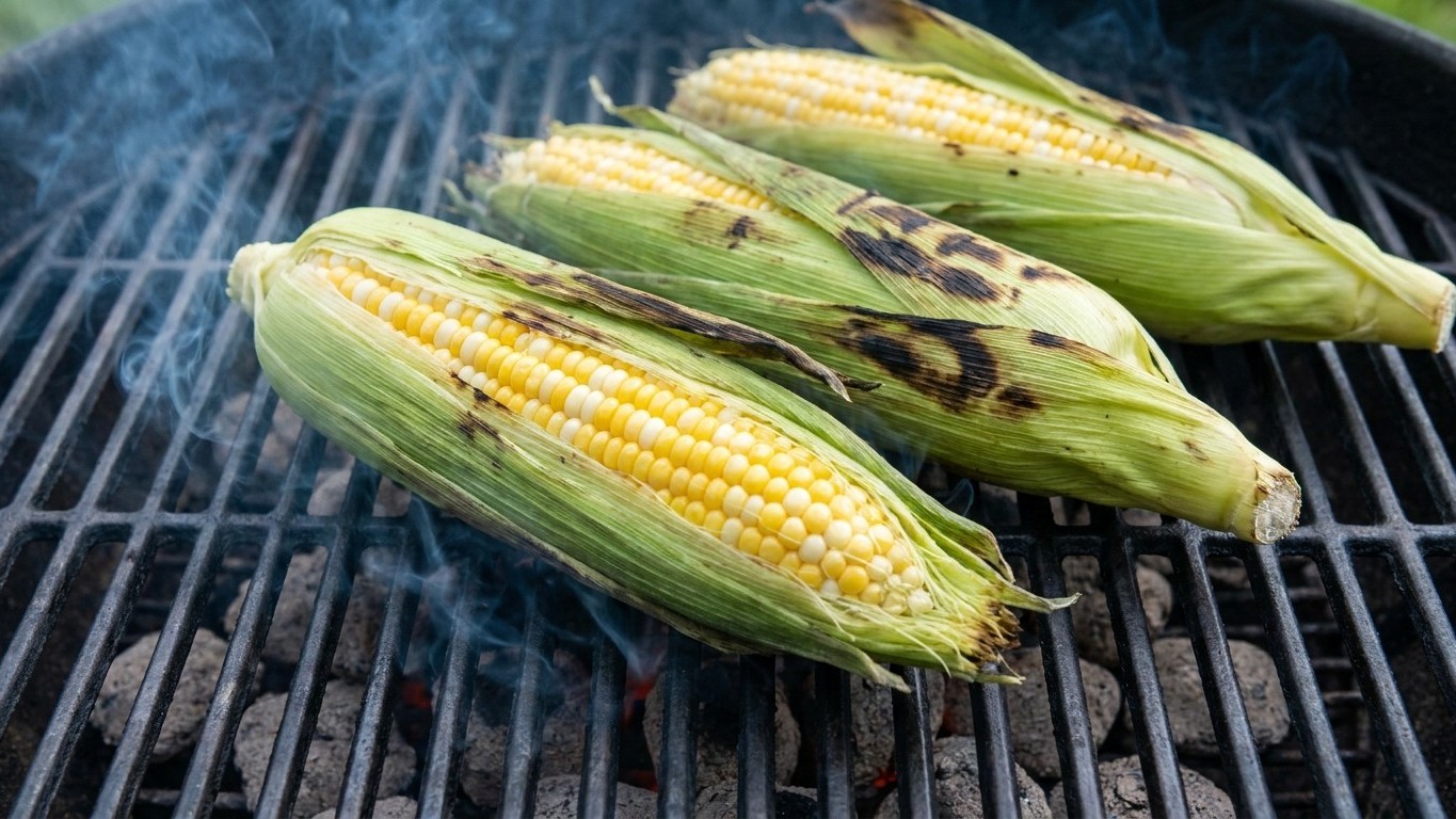 « Pourquoi tu enlèves les feuilles ? » : mon voisin a posé ses épis de maïs tels quels sur le barbecue et au bout de 20 mi...