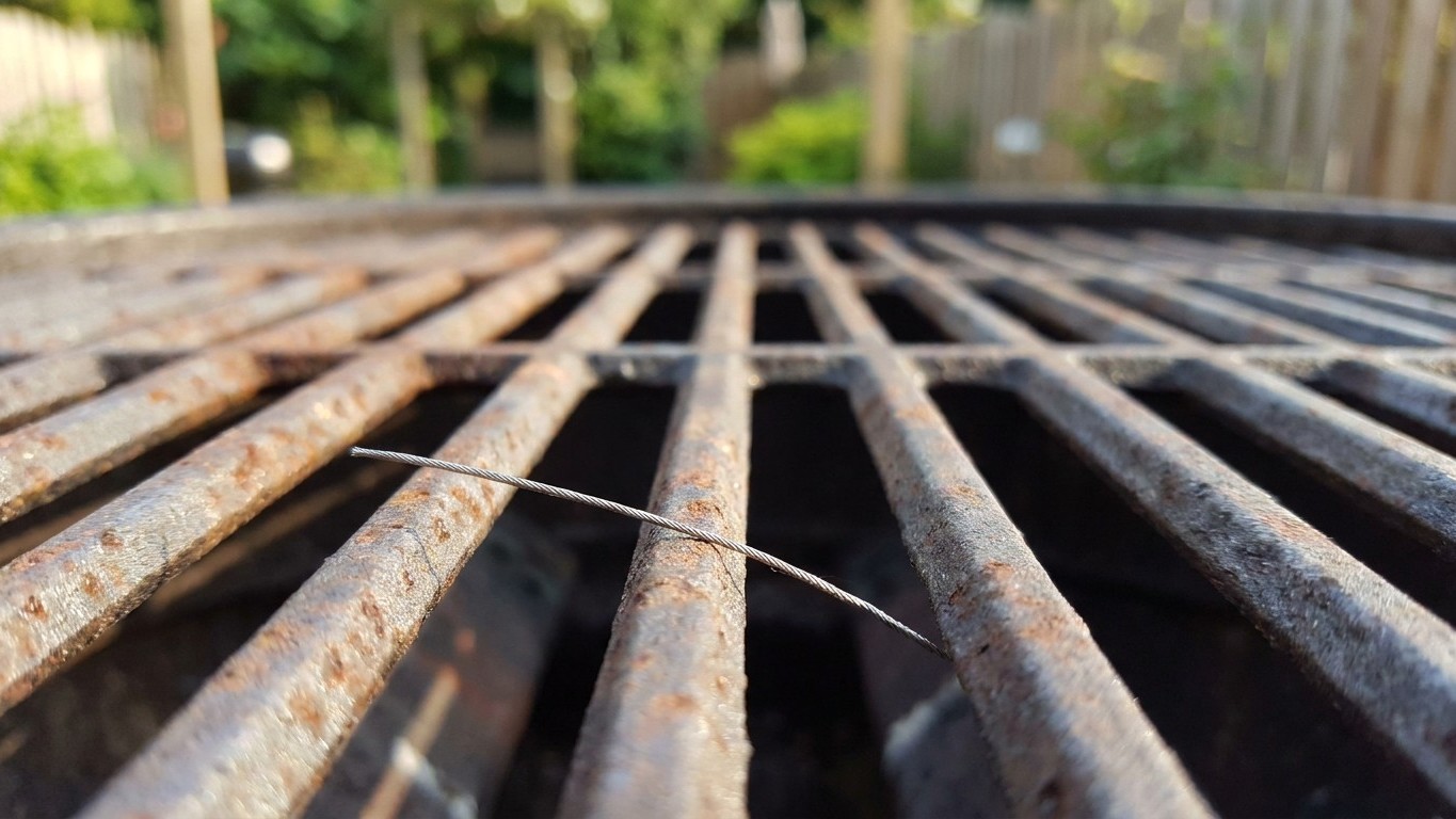 Je frottais ma grille au barbecue avec une brosse métallique avant chaque grillade : le jour où un médecin m'a montré une ...