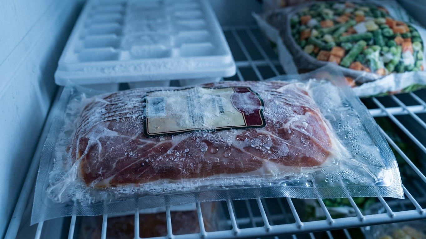 Fini la charcuterie rappelée stockée au congélateur « au cas où » : la seule température qui élimine vraiment la bactérie ...